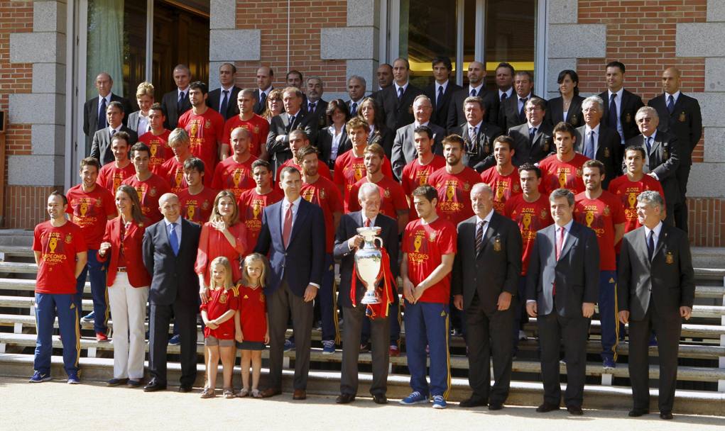 2012, Spagna campione d&#39;Europa: davanti alla Zarzuela con la nazionale spagnola e la Coppa. Ansa
